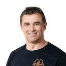 Portrait Karsten Döbelt, lächelnd mit Landgut-Nemt Tshirt