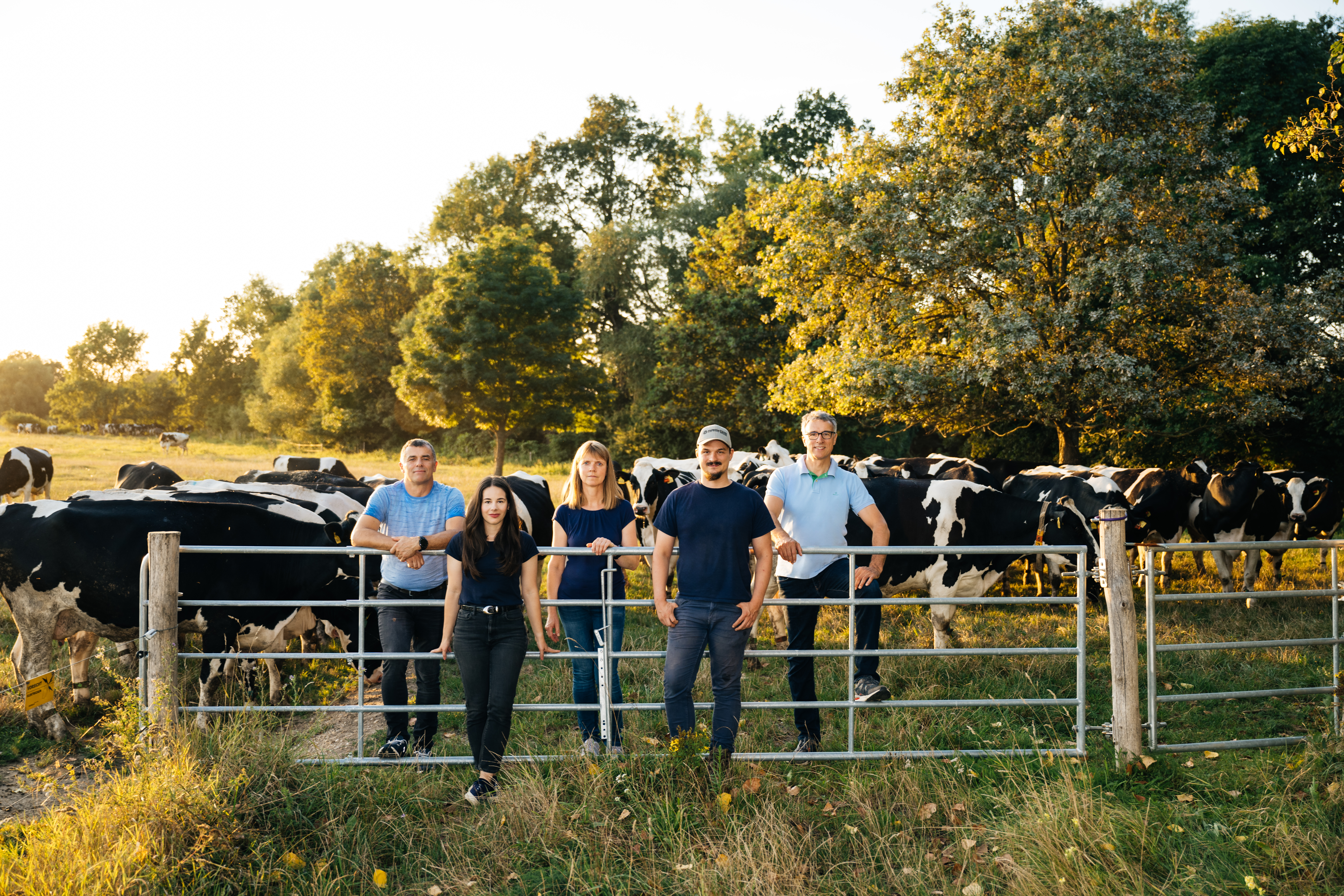 Familie Döbelt auf einer Kuhweide, von links nach rechts: Karsten Döbelt, Laura Döbelt, Corinna Döbelt, Christoph Döbelt, René Döbelt