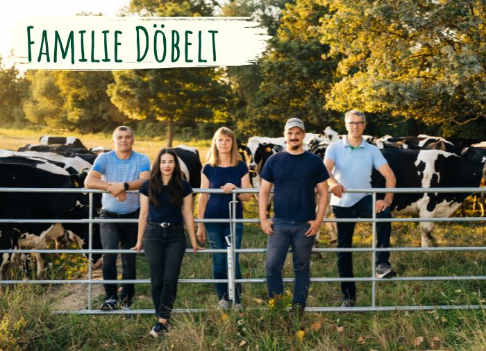 Familie Döbelt auf einer Kuhweide, von links nach rechts: Karsten Döbelt, Laura Döbelt, Corinna Döbelt, Christoph Döbelt, René Döbelt